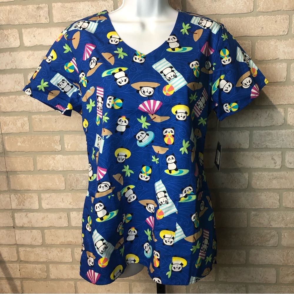 NWT Zoe+Chloe panda beach scene short sleeve scrub top size small